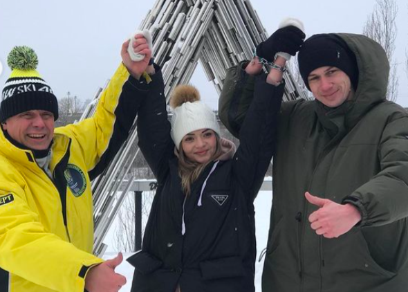 乌克兰网红夫妻“铐”在一起生活半年，结果出乎意料。（图 / 翻摄自Alexander和Viktoria IG＠sashaplusvika）