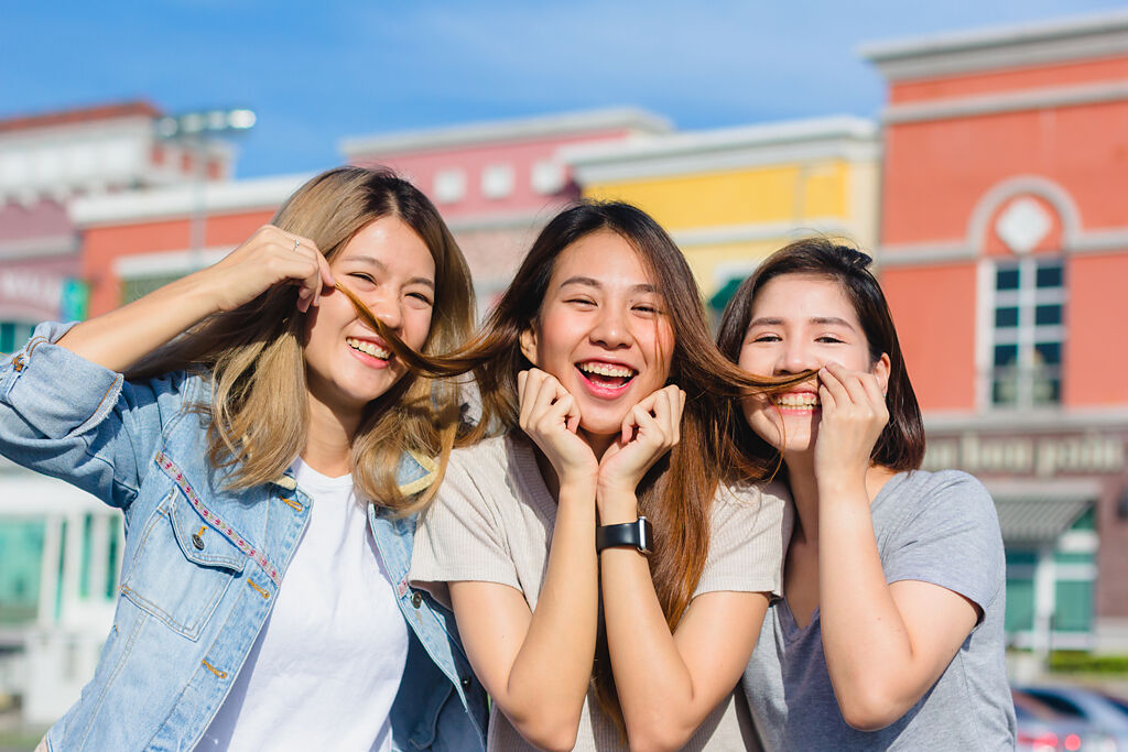 29岁前拥有双子、巨蟹、双鱼、摩羯、牡羊的闺蜜好友，会越来越幸福。 (示意图／Shutterstock)