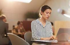 如何在 Google 表格中将一列除以另一列