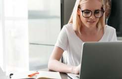 如何使用 IMPORTRANGE 从 Google 表格中的另一个电子表格进行 VLOOKUP